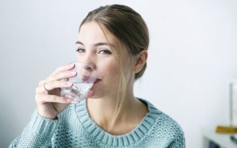 身上皮肤很干燥怎么改善，冬天身上皮肤很干燥解决方法