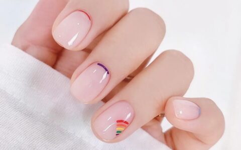 没有底色的极简风格美甲，低调而又不失高级！