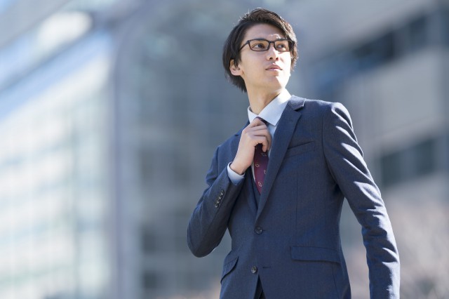 女人对喜欢她的男人什么表现，女人的这几种表现代表男生没机会