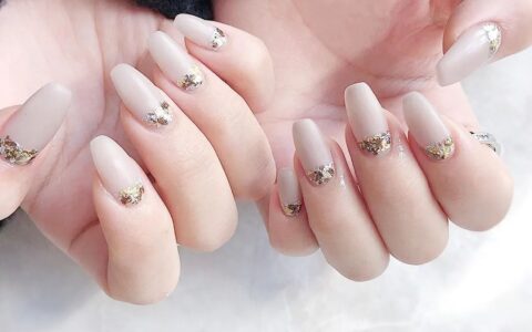 磨砂美甲怎么选颜色才会显手白呢？