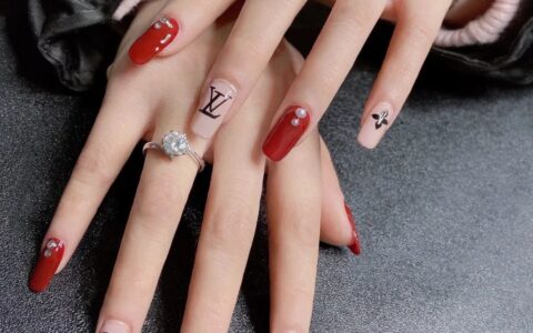 肤色黑黄？就做这些过年美甲！