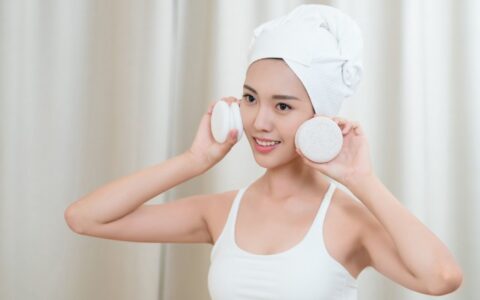 脸上爱出油毛孔粗大怎么办，几个妙招帮你轻松解决毛孔问题