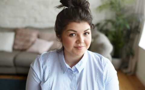 怎么瘦双下巴，简单动作减掉双下巴