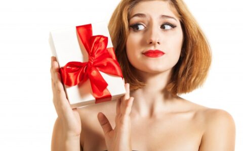 如何判断一个女生暗恋自己，女生暗恋一个人会有什么表现