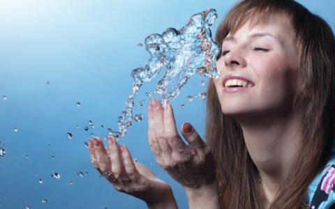 冬季脸部干燥如何补水，脸部快速补水小妙招