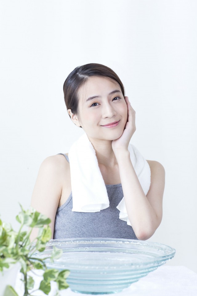 早上起来脸油怎么改善，要改善皮肤出油的状态你需要这样做