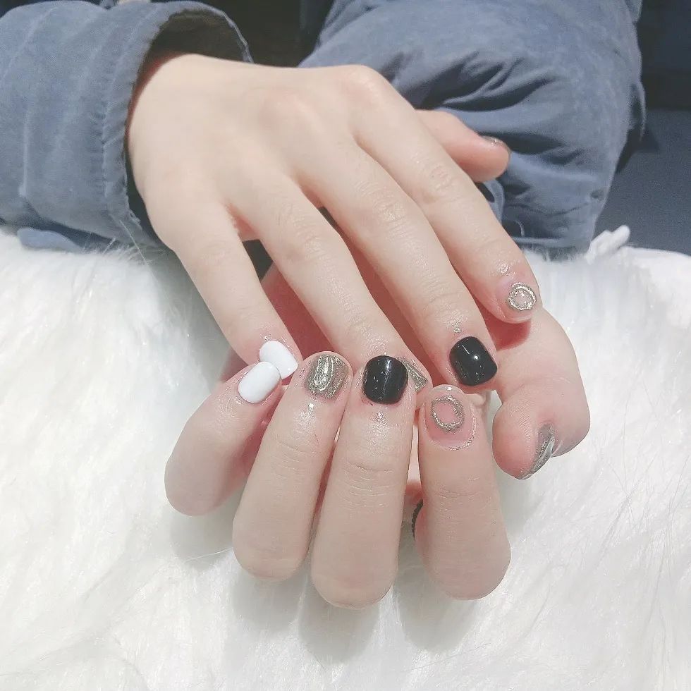 肤色黑黄？就做这些过年美甲！