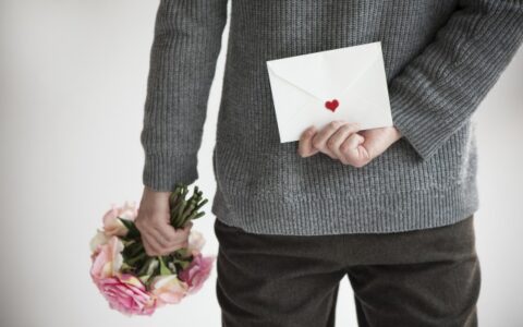 一个男人喜欢你的征兆，男人喜欢你才会有的四个表现