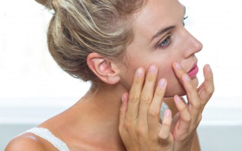 脸干燥起皮补水小妙招，怎么有效解决脸部干燥起皮的问题