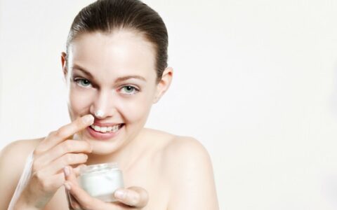 冬天可以不用乳液直接涂面霜吗，乳液和面霜的使用区别