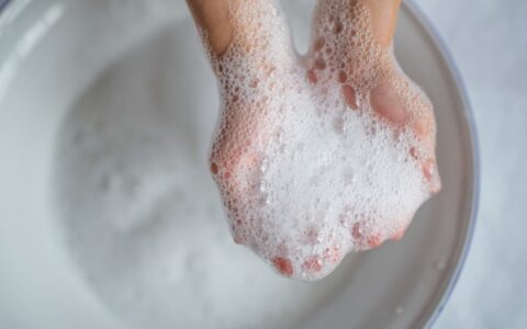 沐浴露可以洗脸吗，沐浴露洗脸的危害