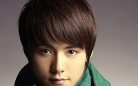 方形脸适合什么发型，方形脸的男生适合什么发型