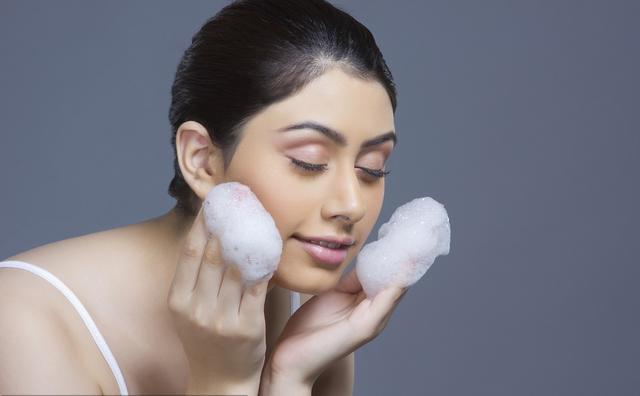 香皂洗脸好还是洗面奶好，关于洁面产品选择的小常识