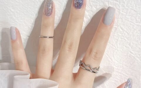 来自美甲帮用户的投稿，这种碎碎的闪粉还是蛮好看的