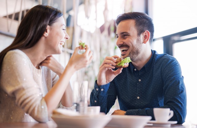 女生对你有意思的信号，女生对一个人有意思会怎么样