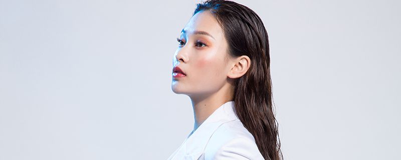 四十岁女人留哪种发型好看 侧分短发减龄效果极佳
