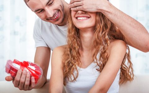 一个男人爱你的8种表现，快来看看你男友中了几条