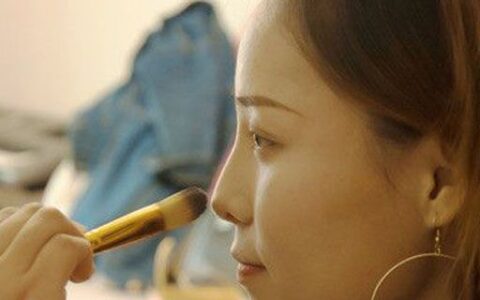 脸上有很多小细纹是怎么回事 教你快速消除干净的方法