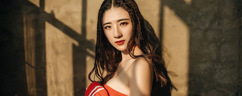 女生什么发型显脸瘦 侧分卷发凸显脸部线条