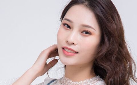 哪种发型让女人更成熟 侧分梨花烫让你性感又有魅力