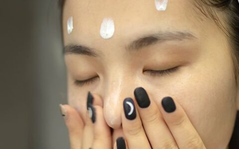 法令纹怎么消除填充 使用除皱精华霜紧致肌肤