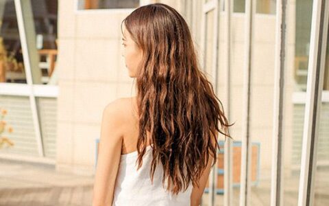 秋季适合留哪种发型 一九分大波浪打造魅力女人味儿