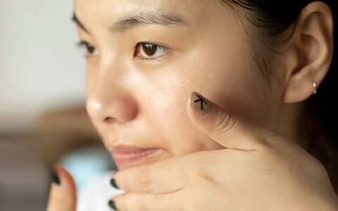 20岁怎样保养皮肤 早上起来先喝一杯淡盐水或者蜂蜜水