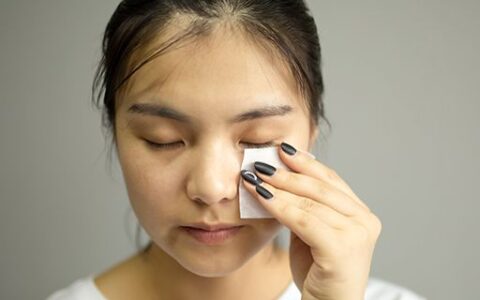 眼部妆容怎么卸掉 一定要用棉棒轻轻擦拭眼部