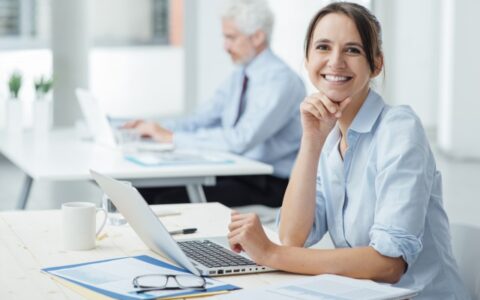 怎么和新同事相处，刚入职的新人如何与同事相处