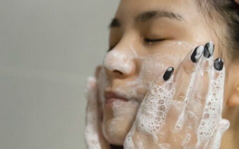 脸上反复长痘痘怎么调理 控制自己不用脏手去触摸