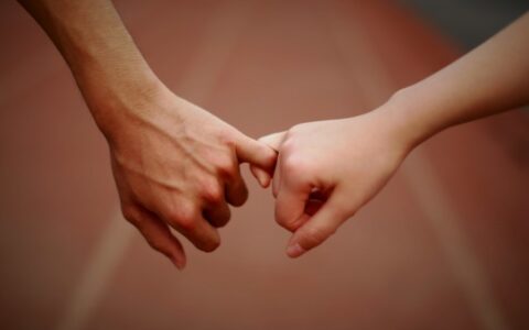 女方父母反对的爱情该怎么办，女方父母反对的爱情男方应该怎么做