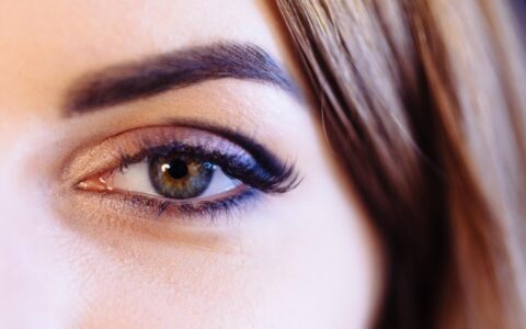 化妆淡化眼袋的方法，化妆淡化眼袋的小技巧