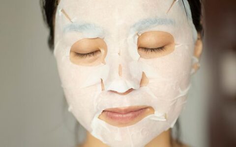 面膜里的精华液可以直接涂脸上吗