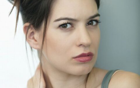 脸大的女孩怎么扎头发好看，女生显瘦扎发