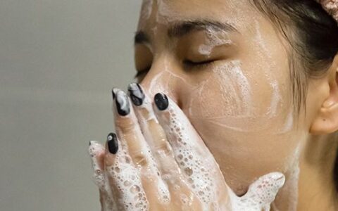 先用洗面奶还是先去角质