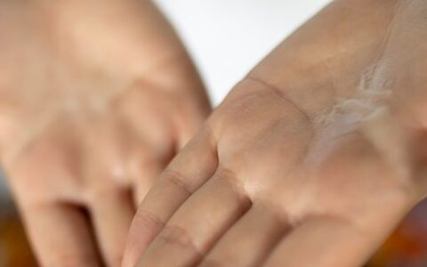 精华液什么时候用比较好 没有刺激性的才可以用在眼睛周围