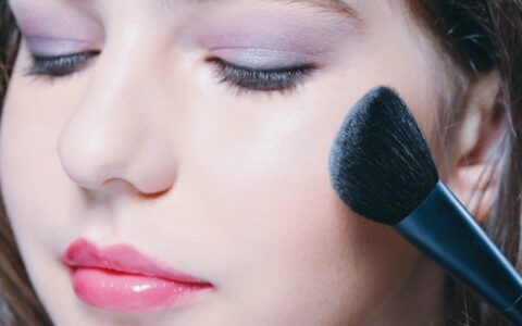 腮红怎么打，女生化妆技巧之腮红的用法