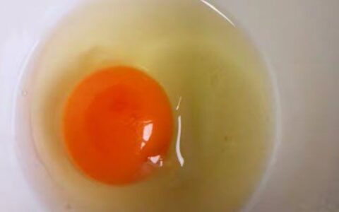 鸡蛋黄可以修复头发嘛