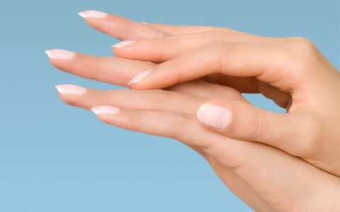 手部皱纹多如何去除 定期敷手膜很有必要