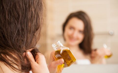 中卷怎么打理头发，中卷发的打理步骤