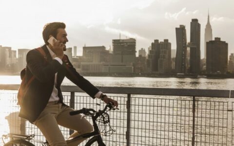 异地恋女朋友不开心怎么哄，哄异地恋女朋友开心的方法