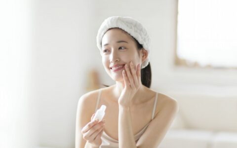 有痘痘怎么化妆不卡粉，痘痘肌化妆不卡粉的小技巧