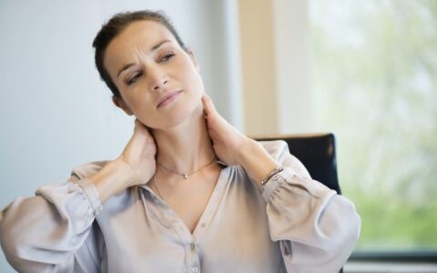 脖子去皱纹的最好方法，去除颈纹需做好这几步