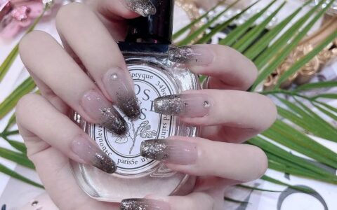 拽姐们看过来~这个系列的美甲你绝对会爱！