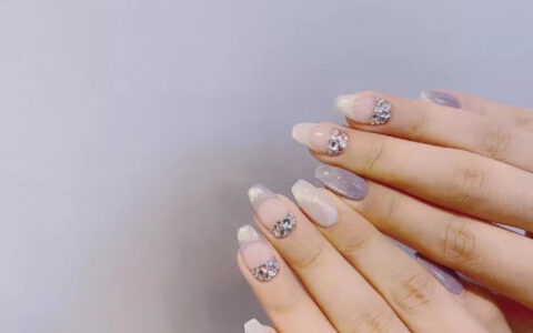 一句“在吗 ？我要找你做美甲”