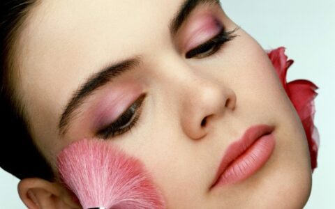 红色眼妆适合日常吗，，毋庸置疑的可以