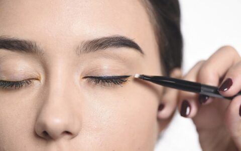 眼线怎么画初学者 初学者也能画出流畅眼线