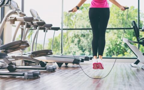 跳绳减肥一天跳多少个可以减脂 如何正确跳绳减肥