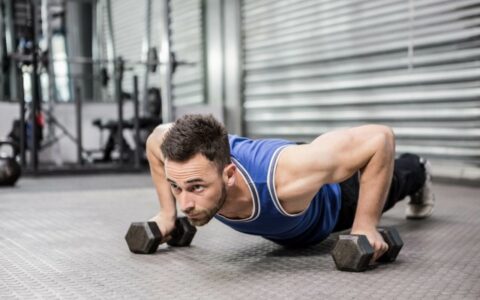 怎么锻炼胸肌，新手练胸肌最好的方法