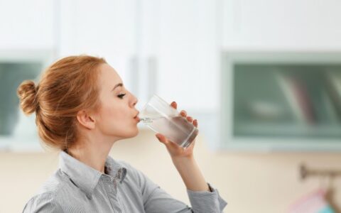 多喝水皮肤会变白吗，喝水能美白肌肤？